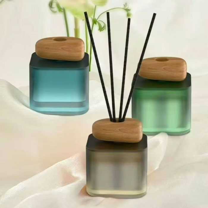 Wholesale 100ml 150ml square Light Blue Red Color Essential Oil Diffusion Bottle Aromatherapy Diffuser Container with Wooden Lid