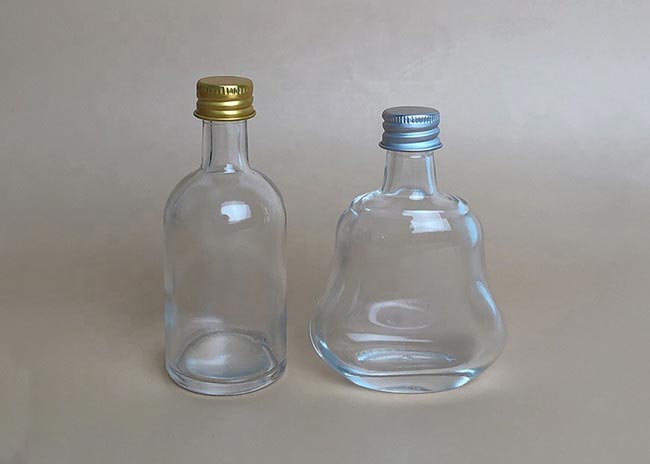 https://www.vanjoinglas.com/images/glass-bottle/small-glass-liquor-sample-bottles.jpg